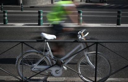 Bicicleta instalada junto al t&uacute;nel de Puerta de Toledo en memoria de un ciclista arrollado en mayo.