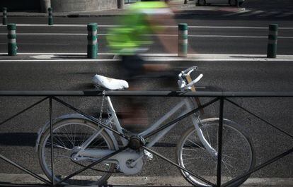 Bicicleta instalada junto al túnel de Puerta de Toledo en memoria de un ciclista arrollado en mayo.