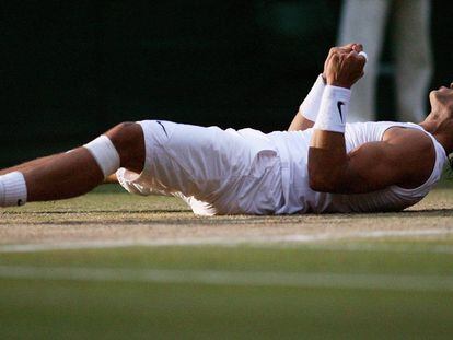 Nadal celebra su victoria ante Federer en la final de Wimbledon, en 2008.