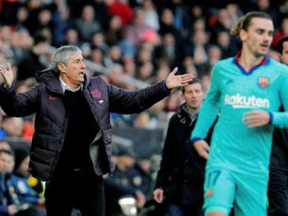 El técnico del Barcelona lamenta la posesión sin profundidad y muestra su malestar por el mal juego del equipo en Mestalla