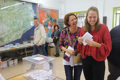 L'alcaldessa de Girona Marta Madrenas i candidata a la reelecció per JxCat acompanya la seva filla, que vota per primera vegada.