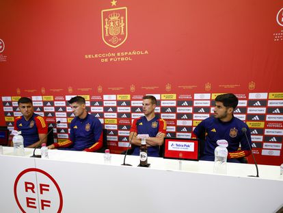 Rodri, Morata, Azpilicueta y Asensio, durante la lectura del comunicado.
