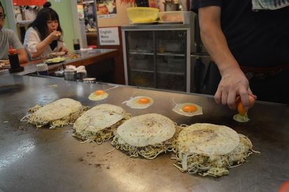 The grilled egg, typical of Hiroshima-style okonomiyaki.