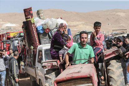 Refugiados sirios esperan a ser evacuados de los campos de refugiados tras solicitar el regreso a sus hogares, en la localidad libanesa de Arsal (Líbano), el 28 de junio.