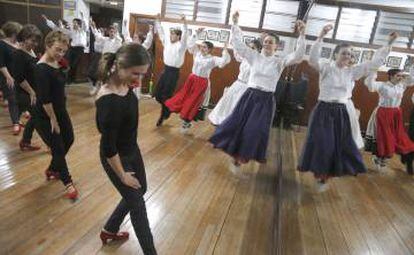 Un ensayo de los 'dantzaris' y bailaoras de Altzaquillo.