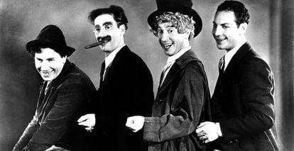 Chico Marx, Groucho Marx, Harpo Marx y Zeppo Marx posan durante el rodaje de la película 'El conflicto de los Marx'.'