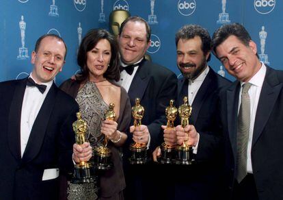 Harvey Weinstein, en 1999 en el centro, con el Oscar a mejor película para 'Shakespeare enamorado'.