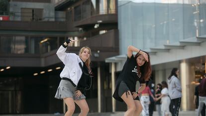 Chiara Manuguerra y Roxie Rámos, miembros del grupo Nova Big Family, bailan pop coreano en AZCA.