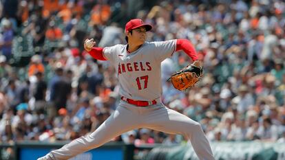 Ohtani, entonces en los Ángeles, lanza en un partido contra los Detroit Tigers en julio.