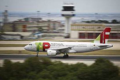 Un avión de la aerolínea portuguesa TAP aterriza en el aeropuerto Portela, Portugal. EFE/Archivo