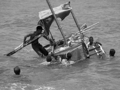  Un grupo de cubanos trata de estabilizar su balsa para llegar a Florida, cerca del puerto de Cojimar, el 24 de agosto de 1994. AP 