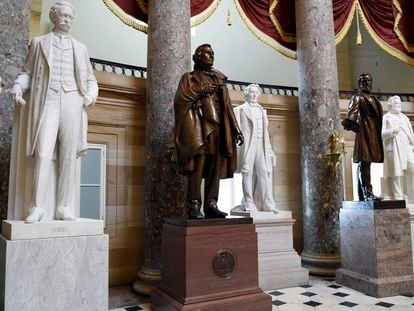 Estatua de Jefferson Davis, segundo desde la izquierda, presidente de los Estados Confederados entre 1861 y 1865, exhibida en Whashington.