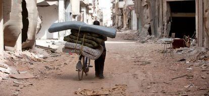 Un habitante de la ciudad vieja de Homs regresa a su casa, tras 18 meses de combates. Foto Natalia Sancha 