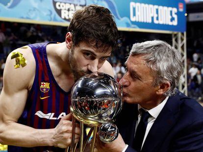 Tomic y Pesic, capitán y entrenador del Barcelona respectivamente, besan el trofeo del campeón de la Copa.