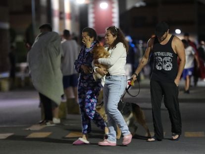 Un grupo de personas permanece en las calles después de registrarse un terremoto la madrugada del jueves en Ciudad de México.