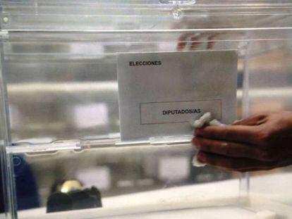 Una urna electoral en un almacén de Sevilla.