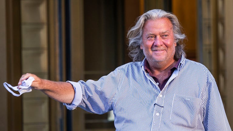 El exconsejero de la Casa Blanca Steve Bannon sale de un tribunal en Nueva York.