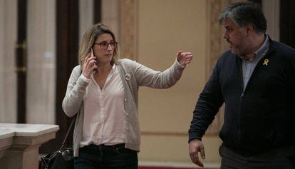 Los diputados de Junts per Catalunya, Elsa Artadi y Albert Batet, en el Parlament.