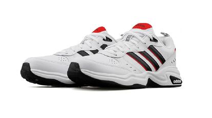 Unas zapatillas Adidas en oferta fabricadas en cuero y plantilla ‘Adibouncy’. ADIDAS.