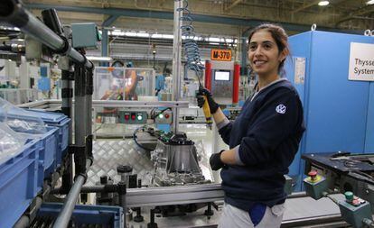 Una operaria trabaja en la línea de montaje de cajas de velocidades de la planta de Volkswagen en Córdoba.