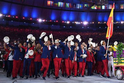 Rafael Nadal, abanderado del equipo olímpico español de los Juegos Olímpicos de 2016, junto al resto de la representación. Todos vestidos por Joma.