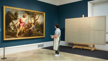 Jacobo Alcalde, frente a la obra de Rubens que va a copiar y, a la derecha, el lienzo que está preparando.