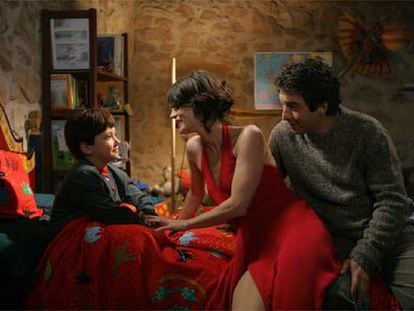 Ricardo Darín, Irène Jacob y Víctor Valdivia (de derecha a izquierda), en <i>La educación de las hadas.</i>