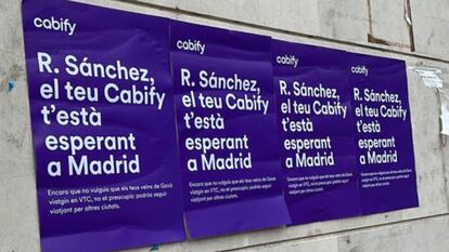 Cartel de Cabify en Gavà (Barcelona) en el que se lee: "R. Sánchez, tu Cabify te está esperando en Madrid".