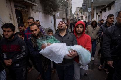 Un hombre carga el cuerpo de su hija, Masa, en su funeral en Rafah, el 17 de enero.
