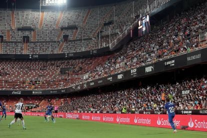 Aspecto del estadio de Mestalla (Valencia) durante el Valencia-Getafe de la primera jornada de Liga.