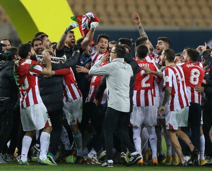 Los jugadores del Athletic celebran su triunfo en la Supercopa ante el Barcelona al son de la trompeta de Villalibre, a la izquierda de la imagen.