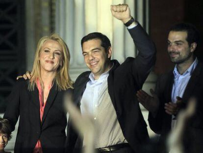 La dirigente de Syriza Rena Dourou celebra junto a Alexis Tsipras sus resultados en las elecciones europeas, el pasado 25 de mayo. 