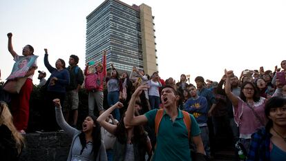 Estudiantes durante un evento de la candidata presidencial, María de Jesús Patricio, en la UNAM en 2017.