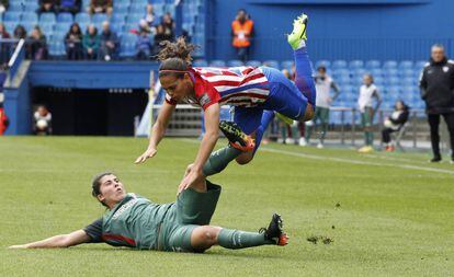 Falcón, del Atlético Féminas, y Lucía García, del Athletic.
