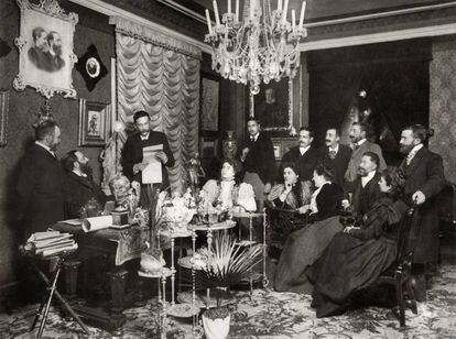 Benito P&eacute;rez Gald&oacute;s lee en el sal&oacute;n del doctor Tolosa Latour, en Madrid, en 1897.