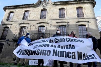 Protesta convocada por Defensa do Común y apoyada por la asociación vecinal de la Ciudad Vieja de A Coruña para exigir a los Franco la devolución de la Casa Cornide, al fondo, el pasado 27 de diciembre.