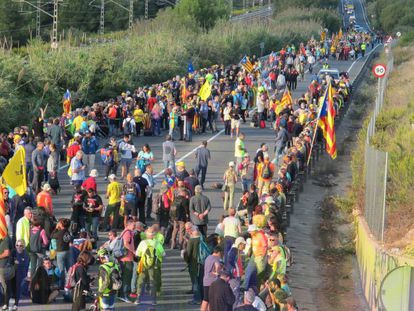 La marcha independentista que partió este miércoles desde Tarragona, en la N-340 a la altura de Altafulla. En vídeo, imágenes de las cinco marchas convocadas contra la sentencia del 'procés'.