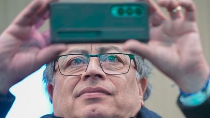 El presidente Gustavo Petro toma una fotografía con su celular en el Foro Económico Mundial 2024, en Davos, Suiza.
