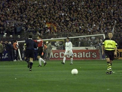 Los utilleros del Madrid se llevan la portería del Fondo Sur, zarandeada por los ultras blancos durante el partido de Copa de Europa contra el Borussia.