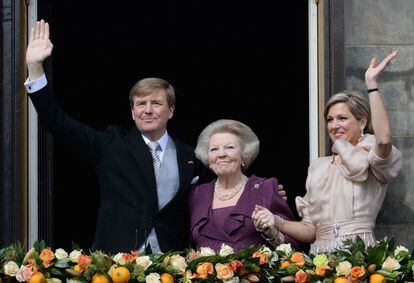 Tras firmar el acta la reina y los futuros reyes de Holanda han salido al balcón a saludar a los cientos de personas que se han reunido en la plaza Dam, Amsterdam.