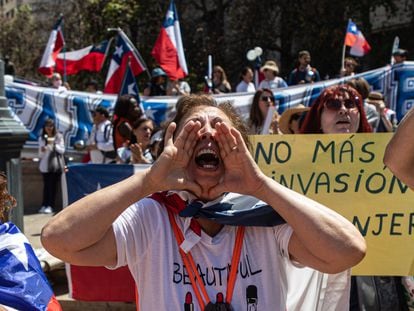 Una manifestación de extrema derecha fernte al Palacio de La Moneda en Santiago, el 2 de diciembre de 2022.