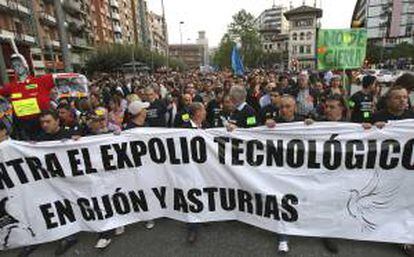 Miles de personas han secundado hoy la manifestación convocada por los trabajadores de la fábrica de amortiguadores Tenneco de Gijón contra la decisión de la multinacional de cerrar la planta durante el primer trimestre del año próximo.