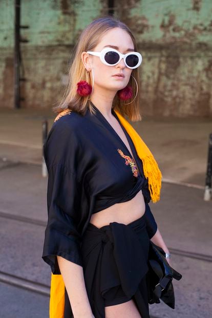 Gafas redondas combinadas en un look total black de kimono.