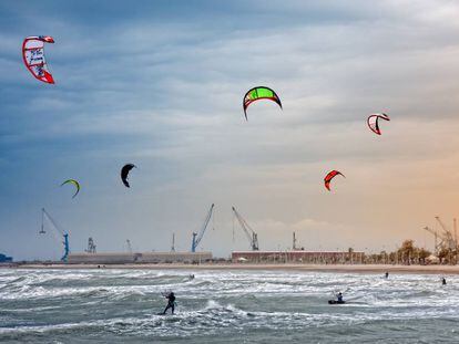 Kitesurfistas en la playa de Puerto de Sagunto. (Valencia)