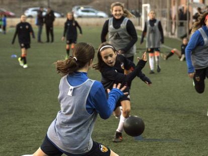 Niñas contra niños jugando al fútbol… y ganando
