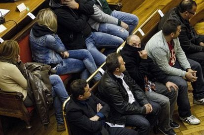 Miembros de la banda del puerto durante el juicio.