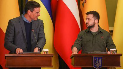 El presidente del Gobierno español, Pedro Sánchez, con el presidente de Ucrania, Volodímir Zelenski, en abril en Kiev.