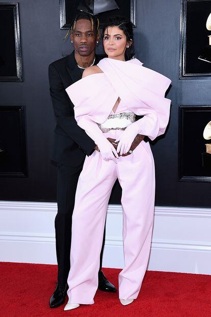 Travis Scott y Kylie Jenner que, al igual que Katy Perry, apostó por un diseño alta costura de la última colección de Balmain.