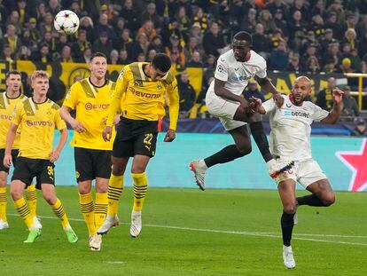 Nianzou marca el gol del Sevilla ante el Dortmund.