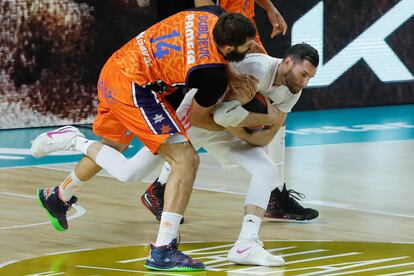 Rudy Fernández le quita un rebote a Dubljevic.